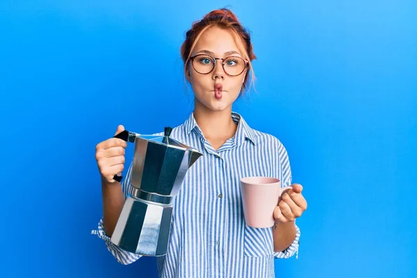 Joven Pelirroja Bebiendo Café Italiano Haciendo Cara Pescado Con Boca —  Fotos de Stock