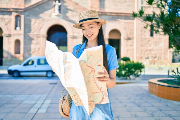 Genç Çinli Turist Gülümseyerek Parkın Haritasını Tutuyor — Stok fotoğraf