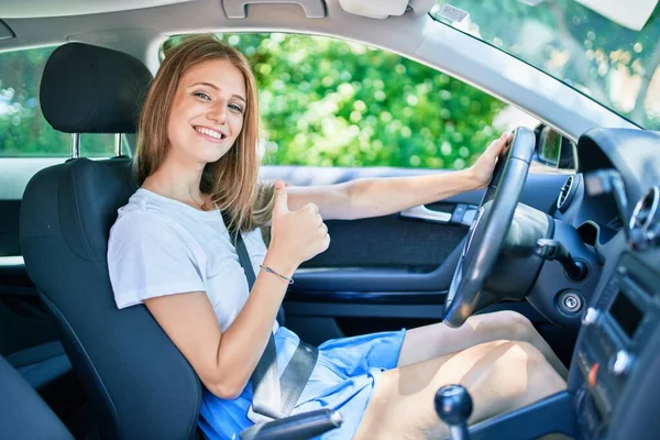 Νεαρή Όμορφη Ξανθιά Γυναίκα Χαμογελά Ευτυχισμένη Οδήγηση Αυτοκινήτου Τον Αντίχειρα — Φωτογραφία Αρχείου