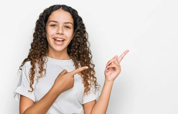 Chica Hispana Adolescente Con Camiseta Blanca Casual Sonriendo Mirando Cámara —  Fotos de Stock