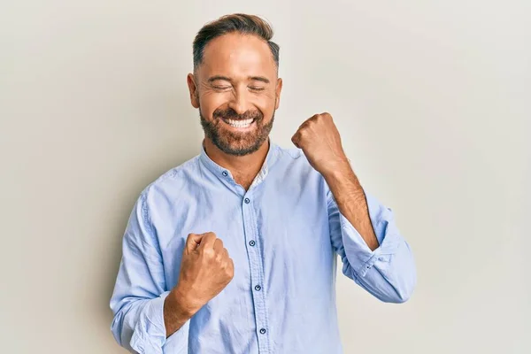 Hombre Guapo Mediana Edad Vistiendo Ropa Negocios Celebrando Sorprendido Sorprendido — Foto de Stock