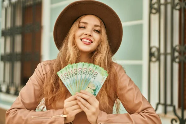 Jovem Loira Sorrindo Feliz Segurando Rublo Russo Notas Cidade — Fotografia de Stock