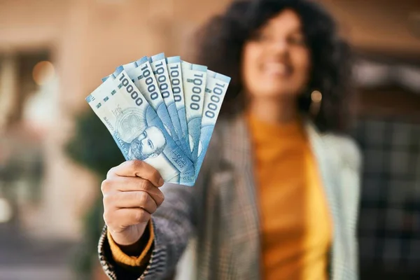 Νεαρή Ισπανίδα Επιχειρηματίας Χαμογελά Ευτυχισμένη Κρατώντας Chilean Πέσος Χαρτονομίσματα Στην — Φωτογραφία Αρχείου