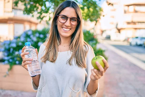 Junge Kaukasierin Lächelt Glücklich Mit Grünem Apfel Und Wasserflasche Der — Stockfoto