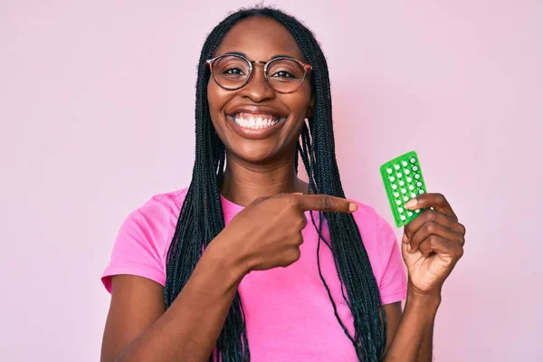 Afro Amerikaanse Vrouw Met Vlechten Houden Anticonceptiepillen Glimlachend Gelukkig Wijzend — Stockfoto