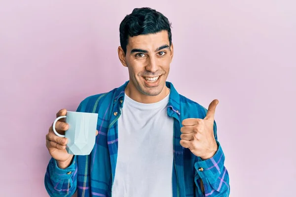 Hombre Hispano Guapo Bebiendo Una Taza Café Sonriendo Feliz Positivo — Foto de Stock