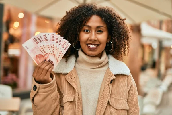 Mladý Africký Americký Žena Usměvavý Šťastný Držení Nového Taiwan Dolar — Stock fotografie