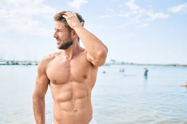 Handsome Fitness Caucasian Man Beach Sunny Day Showing Muscular Fitness — Stock Photo, Image