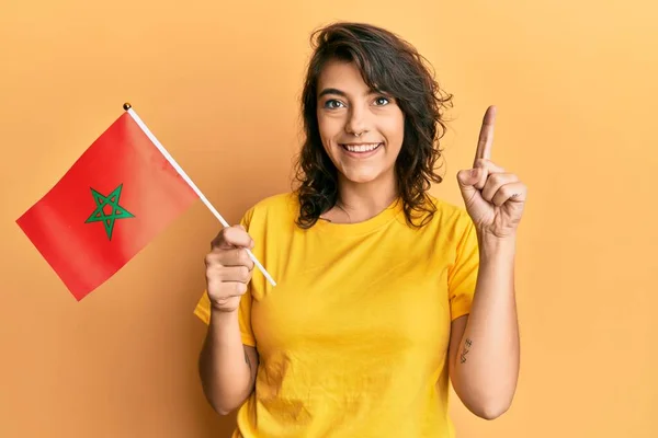 Jovem Hispânica Segurando Bandeira Morocco Sorrindo Com Uma Ideia Pergunta — Fotografia de Stock