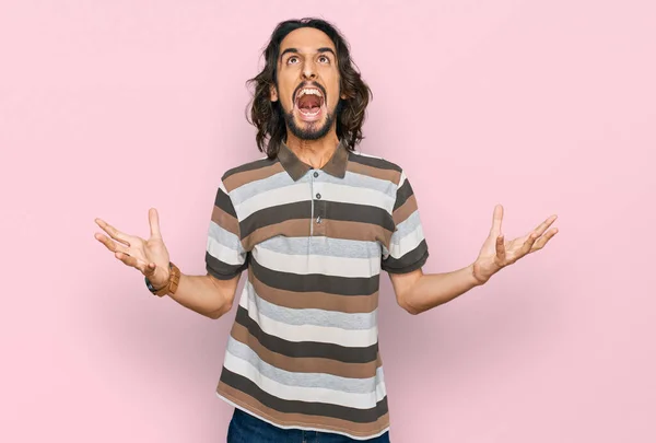 Young Hispanic Man Wearing Casual Clothes Crazy Mad Shouting Yelling — Stock Photo, Image