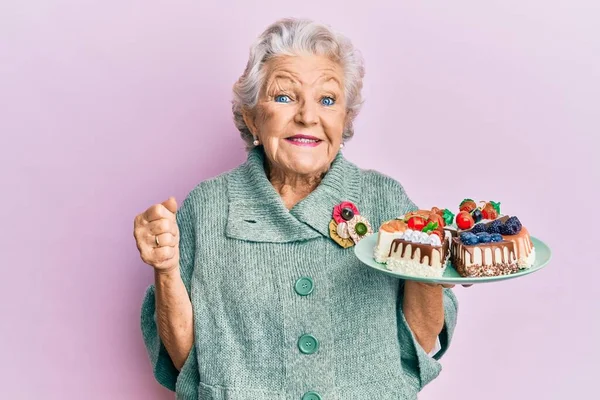 Starsza Siwowłosa Kobieta Trzyma Talerz Plasterkami Ciasta Krzycząc Dumny Świętując — Zdjęcie stockowe