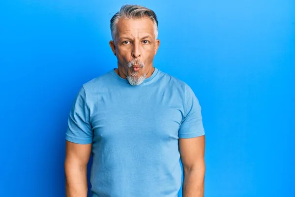 Grauhaariger Mann Mittleren Alters Lässiger Kleidung Fischgesicht Mit Lippen Verrückte — Stockfoto