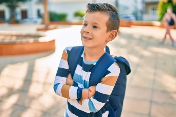 Dorable Caucasien Étudiant Garçon Sourire Heureux Debout Parc — Photo