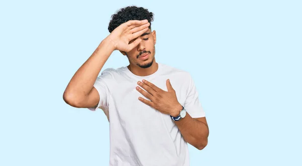 Jovem Árabe Homem Vestindo Casual Branco Shirt Tocando Testa Para — Fotografia de Stock