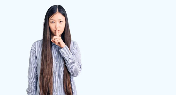 Mulher Chinesa Bonita Nova Vestindo Camisa Casual Pedindo Para Ficar — Fotografia de Stock