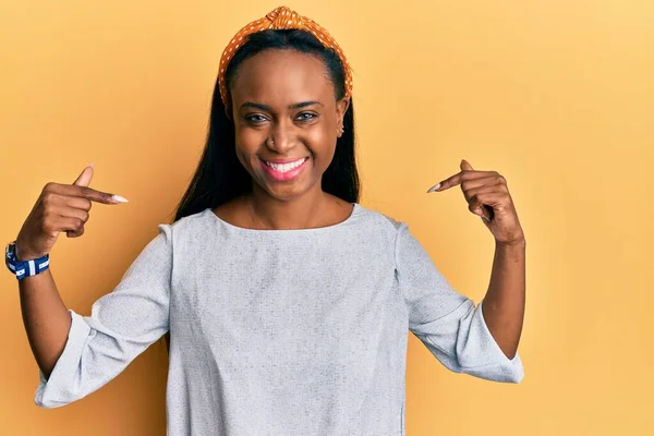 Jeune Femme Africaine Portant Des Vêtements Décontractés Sur Fond Jaune — Photo