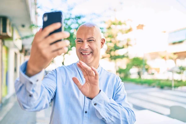 Středního Věku Plešatý Muž Usměvavý Šťastný Dělat Videohovor Pomocí Smartphone — Stock fotografie