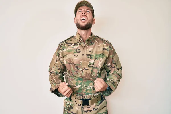 Молодой Кавказский Человек Камуфляжной Армейской Униформе Злой Безумный Кричащий Расстроенный — стоковое фото