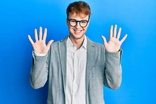 Ung Kaukasier Man Bär Eleganta Kläder Och Glasögon Visar Och — Stockfoto