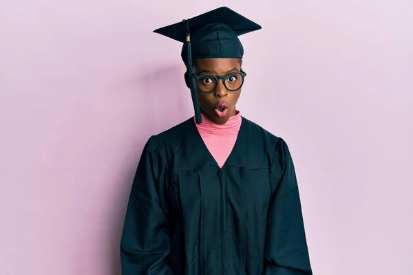 Mezuniyet Şapkası Tören Cübbesi Giyen Genç Afrikalı Amerikalı Kız Şaşkınlık — Stok fotoğraf