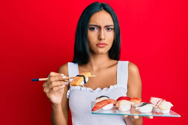 Jovem Morena Comendo Sushi Omelete Usando Pauzinhos Sem Noção Expressão — Fotografia de Stock