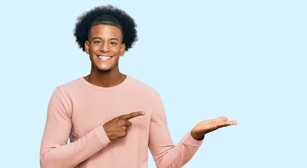 Africano Americano Com Cabelo Afro Vestindo Roupas Casuais Espantado Sorrindo — Fotografia de Stock