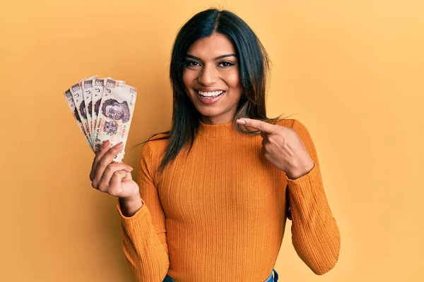 Joven Transexual Latina Transgénero Sosteniendo 500 Billetes Mexicanos Sonriendo Feliz — Foto de Stock