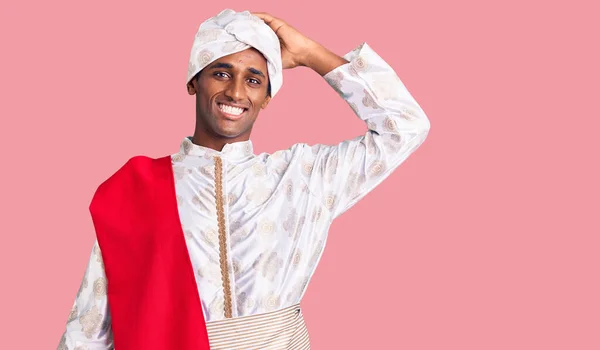 Africano Bonito Homem Vestindo Tradição Sherwani Saree Roupas Sorrindo Confiante — Fotografia de Stock