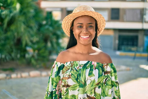 Jovem Turista Afro Americana Férias Sorrindo Feliz Andando Cidade — Fotografia de Stock