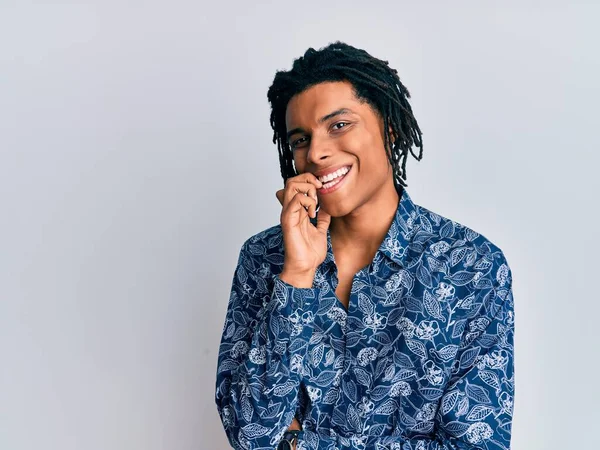 Young African American Man Wearing 80S Style Shirt Looking Confident — Stock Photo, Image