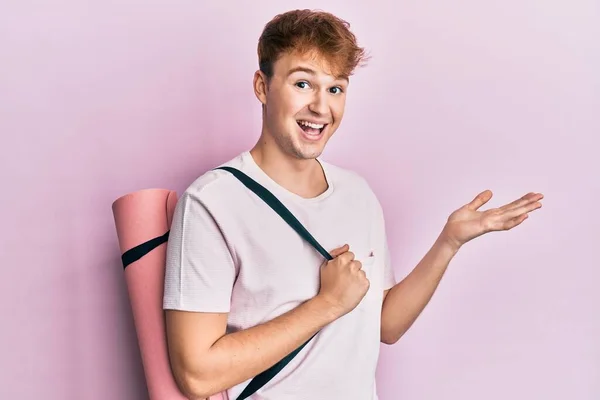 Joven Hombre Caucásico Sosteniendo Esterilla Yoga Celebrando Logro Con Sonrisa — Foto de Stock