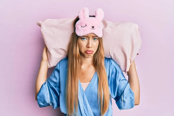 Vacker Ung Blond Kvinna Bär Sömnmask Och Pyjamas Sover Kudde — Stockfoto