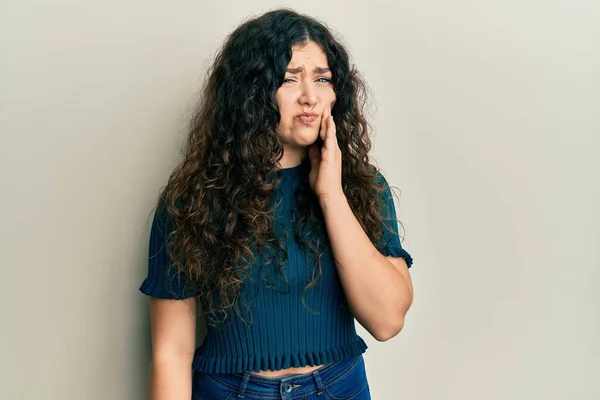 Jonge Brunette Vrouw Met Krullend Haar Dragen Casual Kleding Aanraken — Stockfoto