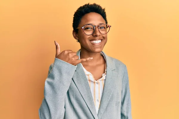 Νεαρή Αφρο Αμερικανίδα Που Φοράει Επαγγελματικό Μπουφάν Και Γυαλιά Χαμογελώντας — Φωτογραφία Αρχείου