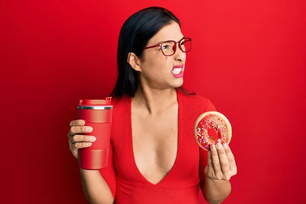 Молодая Латинская Женщина Ест Пончики Пьет Кофе Злой Безумный Крик — стоковое фото