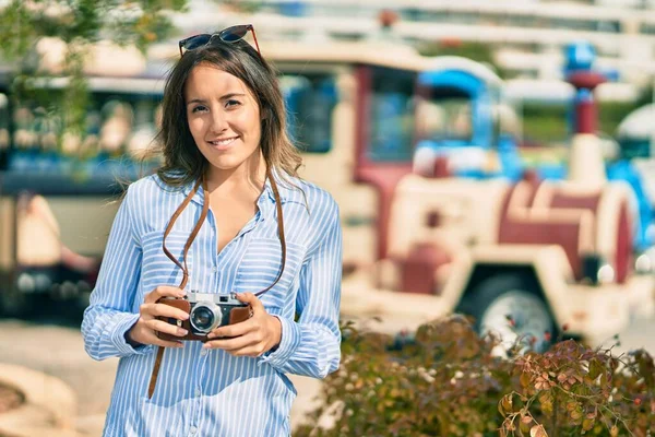 Mladá Hispánská Turistka Šťastně Usmívá Pomocí Vintage Kamery Městě — Stock fotografie