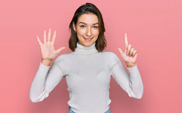 Ung Kaukasiska Flicka Bär Casual Kläder Visar Och Pekar Upp — Stockfoto