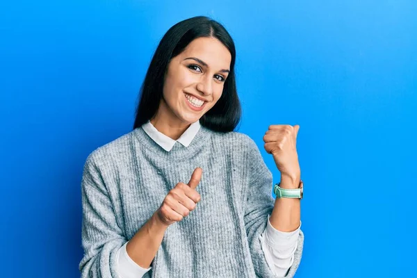 Mujer Hispana Joven Con Ropa Casual Apuntando Espalda Con Mano — Foto de Stock