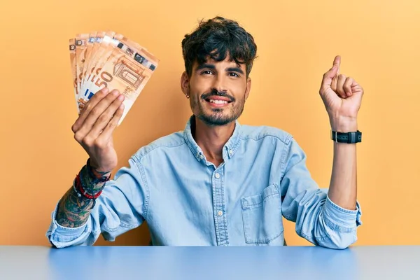 Junger Hispanischer Mann Mit Euro Scheinen Auf Dem Tisch Sitzend — Stockfoto
