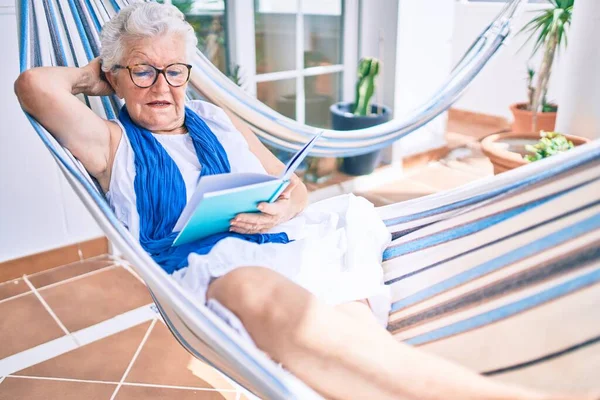 Ältere Seniorin Mit Grauen Haaren Lächelt Glücklich Entspannt Auf Einer — Stockfoto