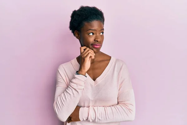 Jong Afrikaans Amerikaans Meisje Dragen Casual Kleding Denken Geconcentreerd Twijfel — Stockfoto