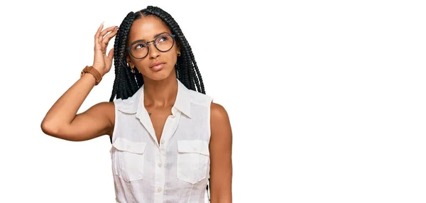 Vacker Latinamerikansk Kvinna Vardagskläder Och Glasögon Förvirrar Och Undrar Över — Stockfoto