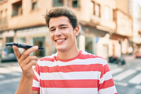 Junger Kaukasier Lächelt Glücklich Und Sendet Sprachnachricht Smartphone Die Stadt — Stockfoto