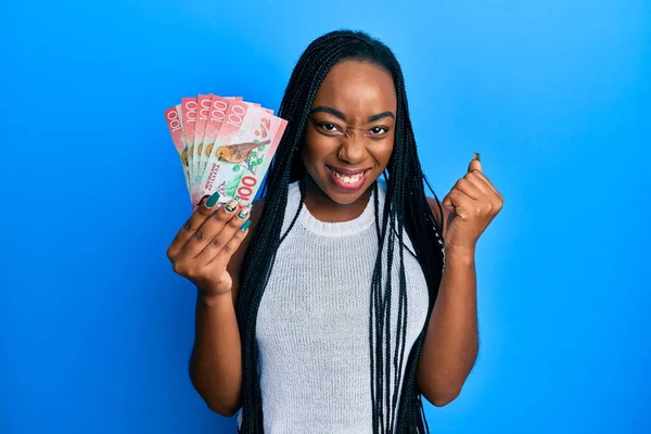 Joven Mujer Afroamericana Sosteniendo 100 Nuevos Billetes Zealand Dólares Gritando — Foto de Stock