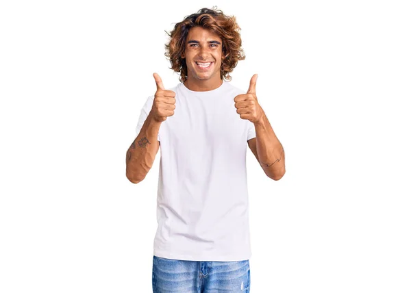 셔츠를 성공을 남자는 손으로 긍정적 몸짓을 손가락으로 웃으며 행복해 활기찬 — 스톡 사진