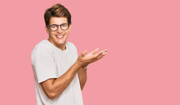 Bonito Homem Caucasiano Vestindo Roupas Casuais Óculos Apontando Para Lado — Fotografia de Stock