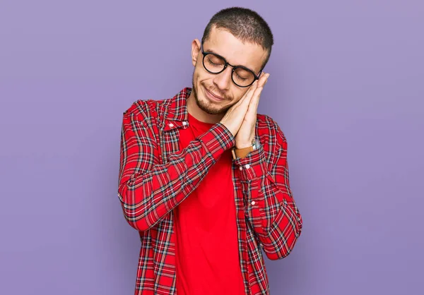 Jovem Hispânico Vestindo Roupas Casuais Dormindo Cansado Sonhando Posando Com — Fotografia de Stock