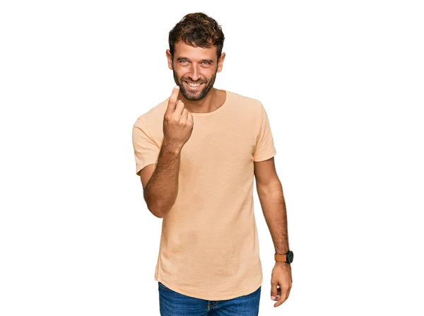 Knappe Jongeman Met Baard Casual Tshirt Wenkend Kom Hier Gebaar — Stockfoto