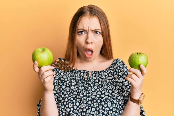 Junge Schöne Rothaarige Frau Mit Grünen Äpfeln Schockgesicht Sieht Skeptisch — Stockfoto