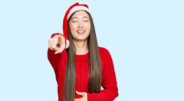 Giovane Donna Cinese Che Indossa Cappello Natale Ridere Puntando Dito — Foto Stock